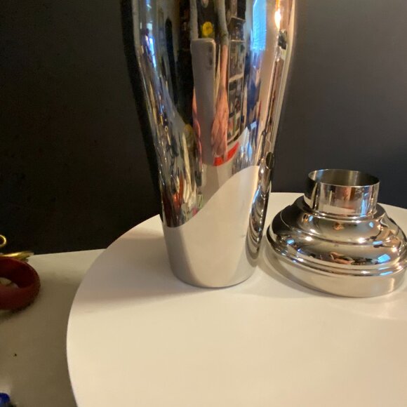 18/10 Stainless Steel Cocktail Shaker – Sleek & Durable Barware - Picture 7 of 8
